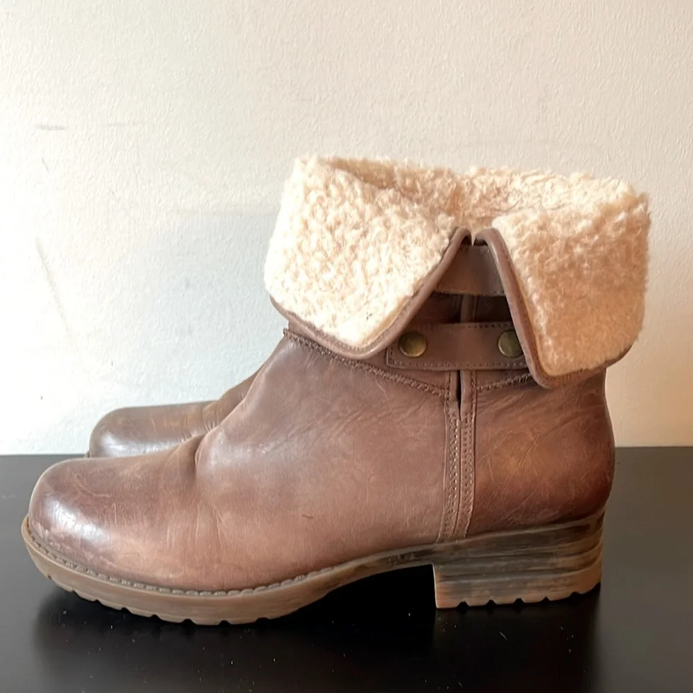 Tara M brown leather distressed boots size 9